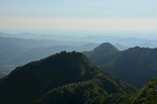 山峦叠翠的壮美自然景观