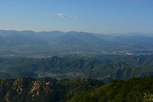 山峦叠翠间的壮阔美景