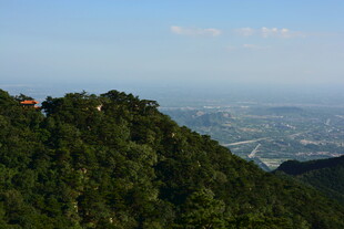 山巅远眺美景