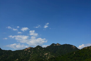 蓝天青山间的悠然景致