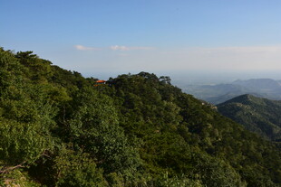 青山葱郁的壮美山景