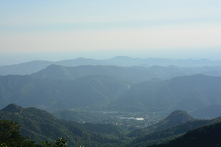 山峦叠嶂的壮阔自然景观