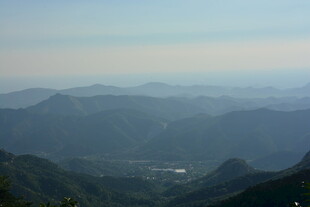 山峦叠嶂间的壮阔景致