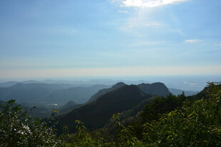 山峦蓝天美景