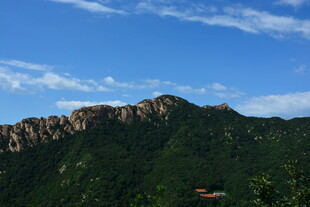 巍峨青山蓝天白云美景