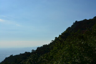 青山蓝天间的自然美景