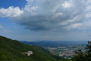 山巅远眺城市与云海景观