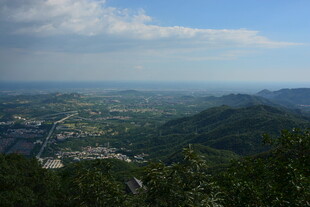 俯瞰山峦与城镇美景