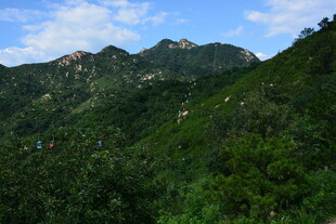 青山葱郁的秀丽山间景色