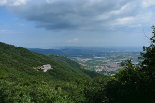 山峦间俯瞰城市美景