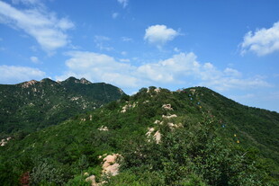 青山蓝天间的壮美山峦