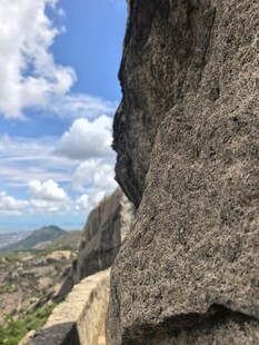 悬崖边的壮美自然景观