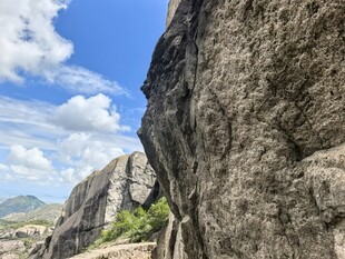陡峭岩壁与蓝天白云景观