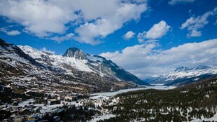 雪山蓝天壮丽自然景观