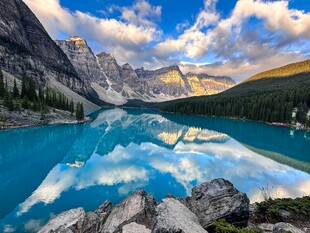 梦幻蓝湖与壮丽山峦美景
