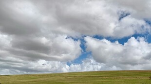 草原上空的壮丽云朵
