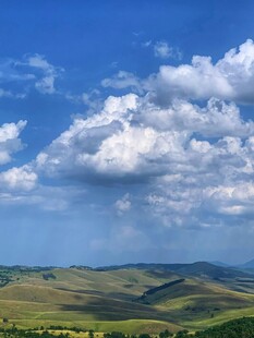 蓝天白云下的广袤田野