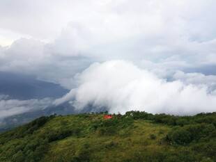 山顶云雾缭绕的美丽景致
