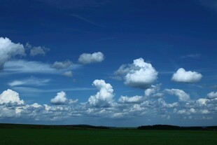 蓝天绿地间的白云美景