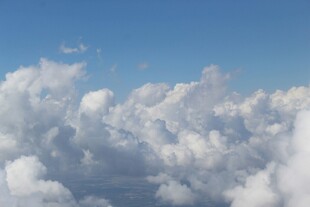 蓝天中的蓬松白云