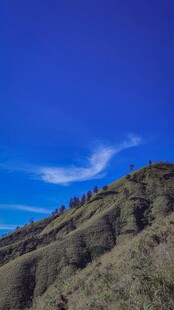 蓝天映衬下的起伏山峦