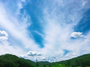 蓝天白云下的青山美景