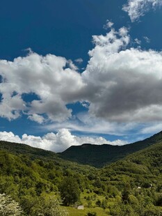 青山蓝天间的壮丽自然景观