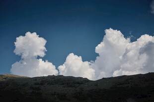 蓝天白云下的山峦美景