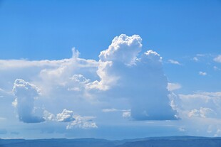 蓝天之上的蓬松云朵