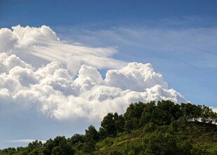 蓝天白云下的葱郁山峦
