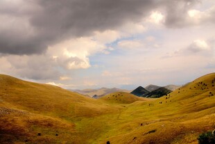 金黄山峦间的壮阔天空