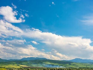 蓝天白云下的美丽山水景