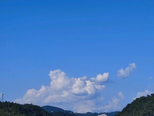 蓝天白云下的山峦美景