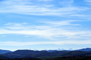 蓝天白云下的山峦景色