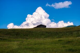 草原上的壮丽白云