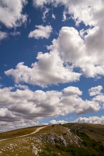 蓝天白云下的山间小路
