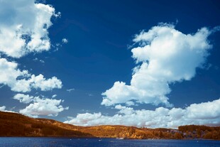 蓝天碧水间的美丽景致