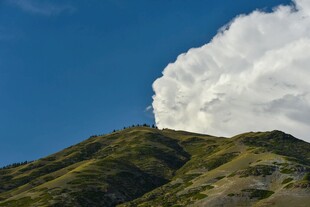 青山之巅的洁白云朵