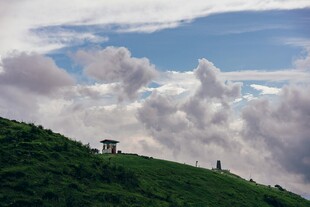山巅云雾中的观景建筑