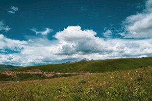 草原蓝天云朵美丽风光