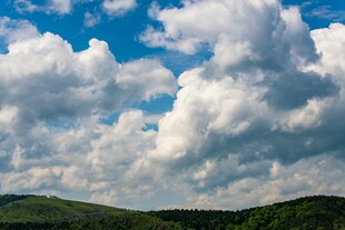 蓝天白云下的青山美景