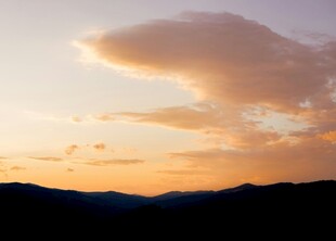 日落时分的山峦与云彩