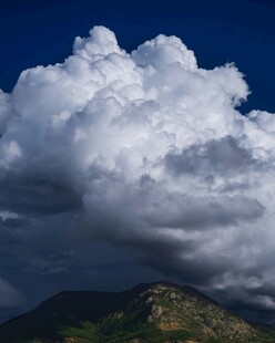 山间巨云