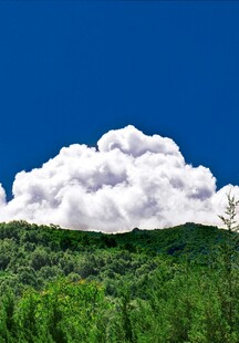 青山之上的蓬松白云