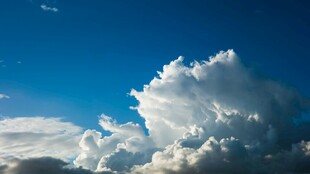 蓝天中的蓬松大朵白云