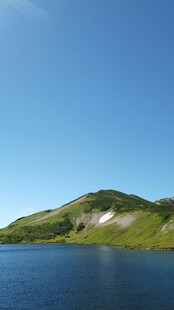 湖畔青山蓝天美景