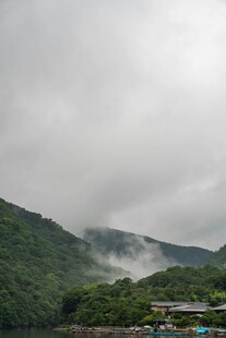 山间云雾缭绕的秀丽景致