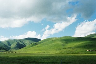 草原青山蓝天白云美景