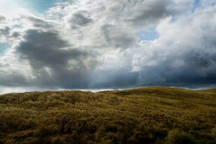 草原上空的壮丽云层景观