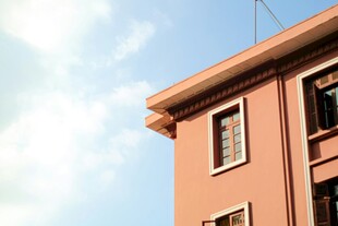 阳光下的红砖建筑一角